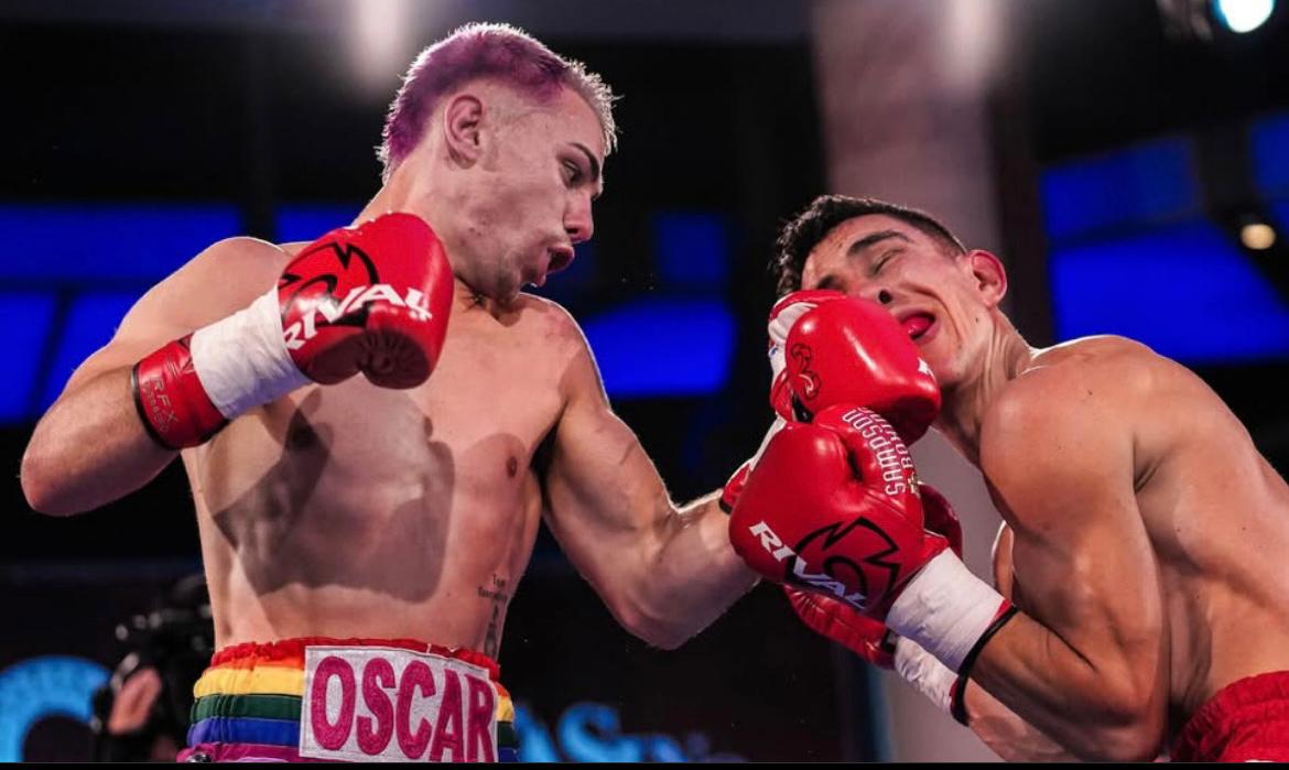 Dos boxeadores en acción en el ring